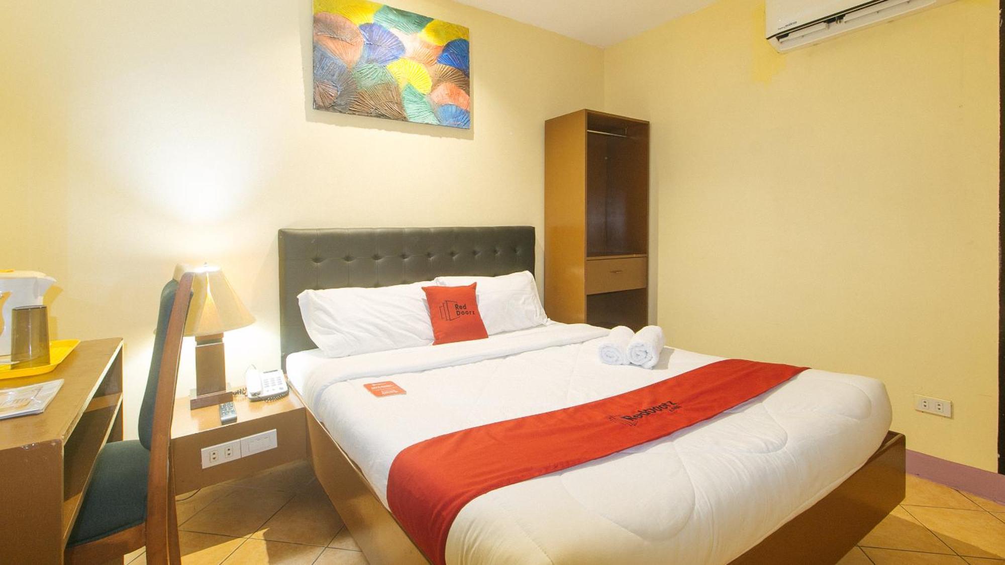 Reddoorz At Comfy Inn Ermita Manila Exterior photo