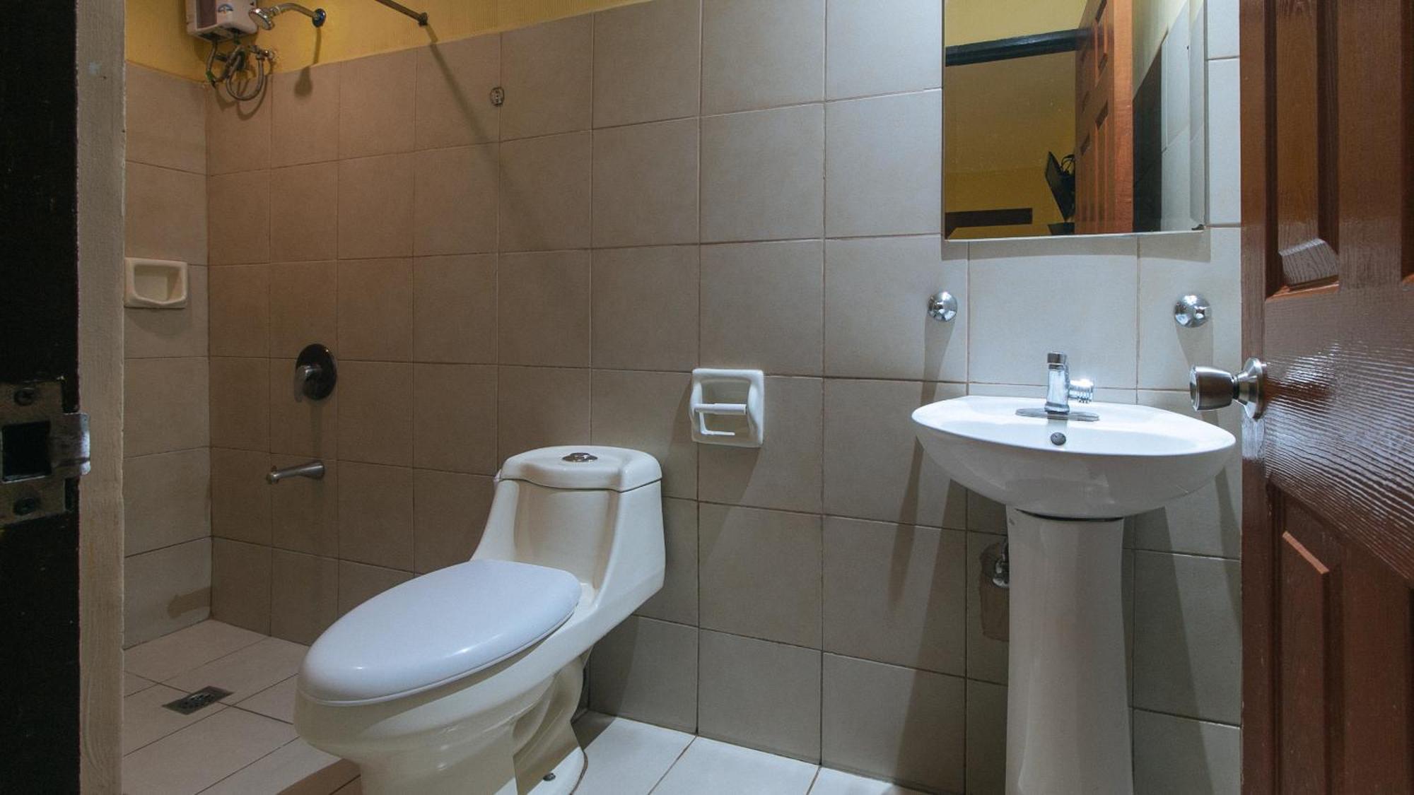 Reddoorz At Comfy Inn Ermita Manila Exterior photo