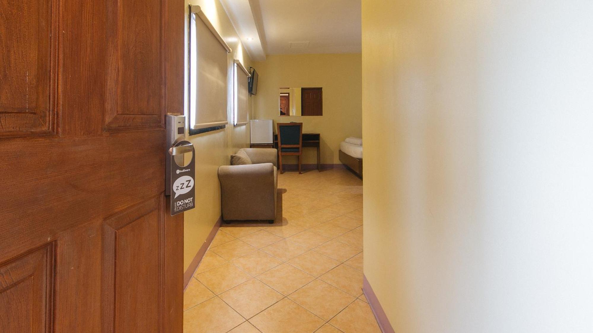 Reddoorz At Comfy Inn Ermita Manila Exterior photo